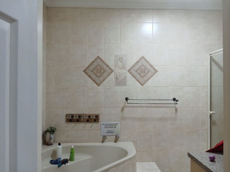 Spacious 6-Bedroom Family Home with Flatlet, Pool & Entertainment Area - Photo 3