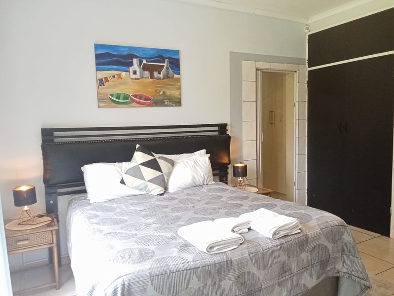 Spacious 6-Bedroom Family Home with Flatlet, Pool & Entertainment Area - Photo 6