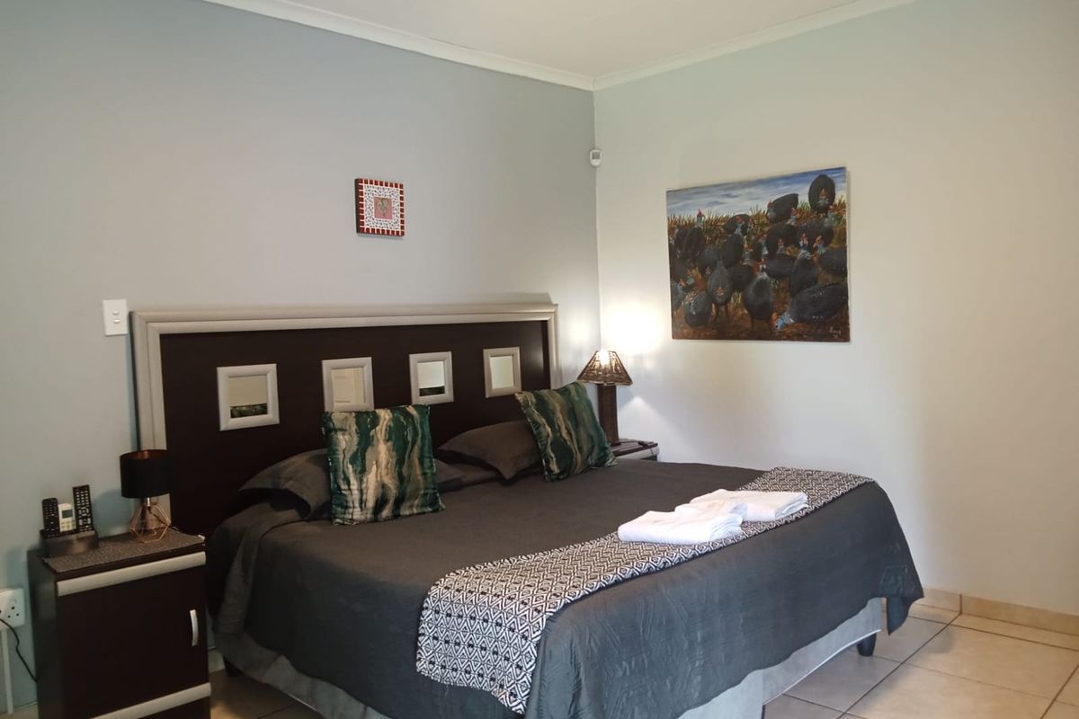 Spacious 6-Bedroom Family Home with Flatlet, Pool & Entertainment Area - Photo 4
