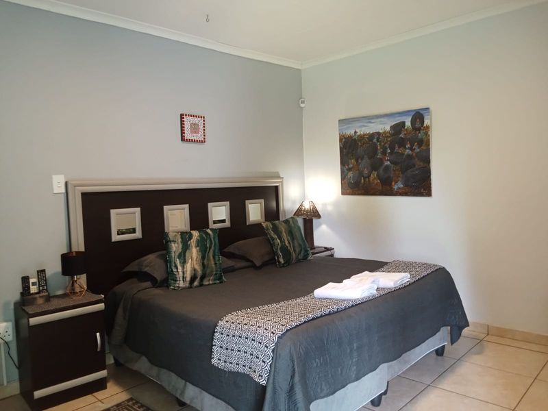 Spacious 6-Bedroom Family Home with Flatlet, Pool & Entertainment Area - Photo 4