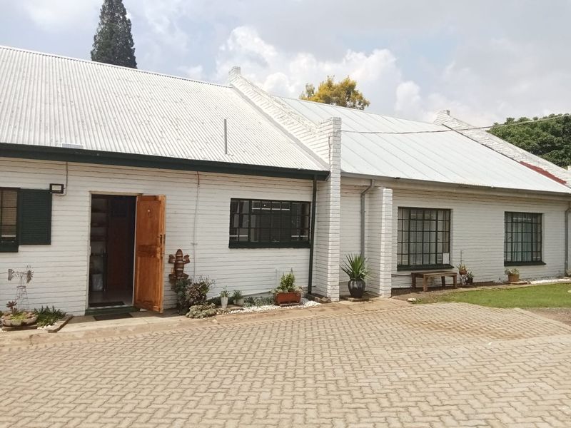 Spacious 6-Bedroom Family Home with Flatlet, Pool & Entertainment Area - Photo 1