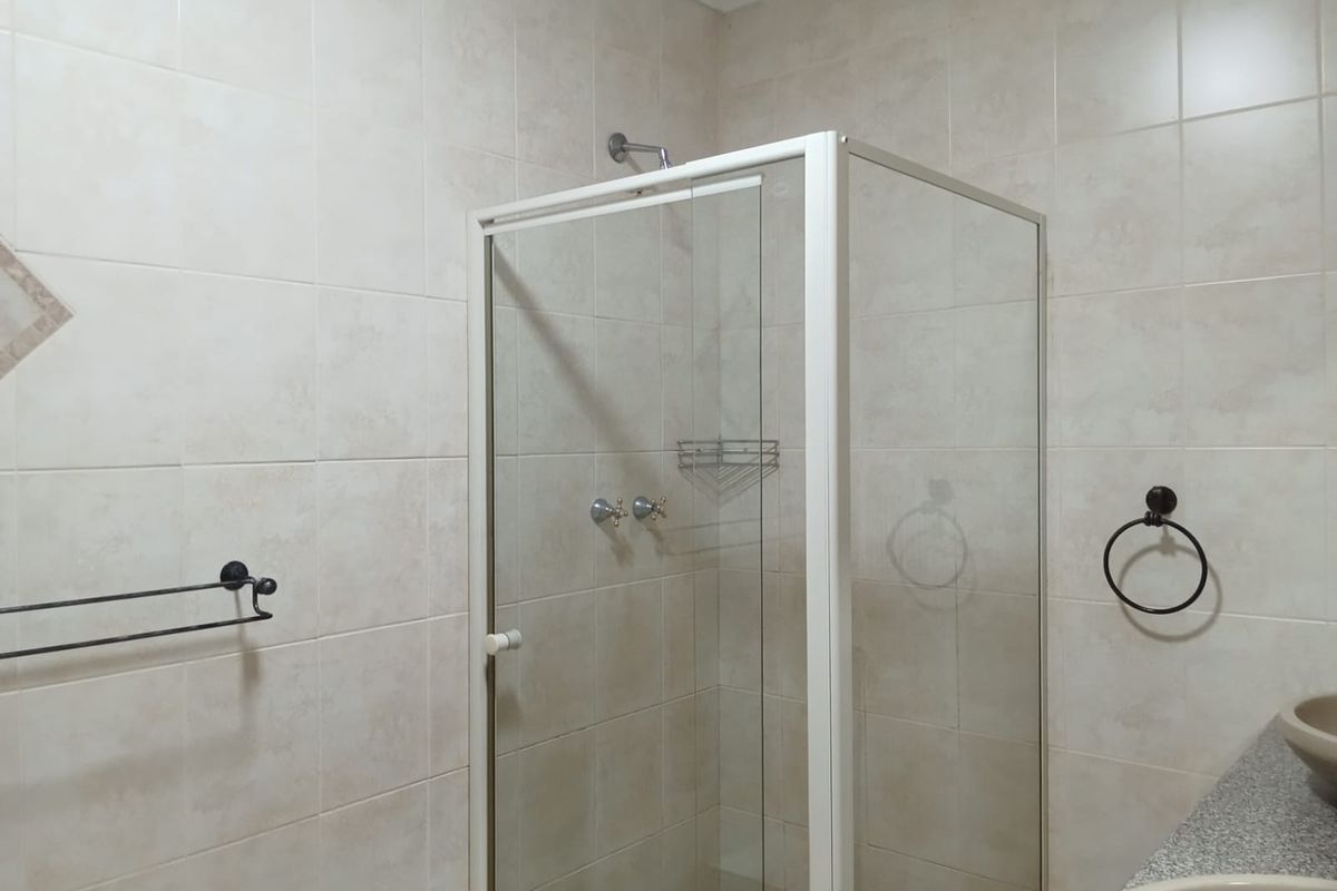 Spacious 6-Bedroom Family Home with Flatlet, Pool & Entertainment Area - Photo 2