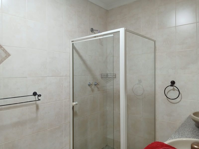 Spacious 6-Bedroom Family Home with Flatlet, Pool & Entertainment Area - Photo 2