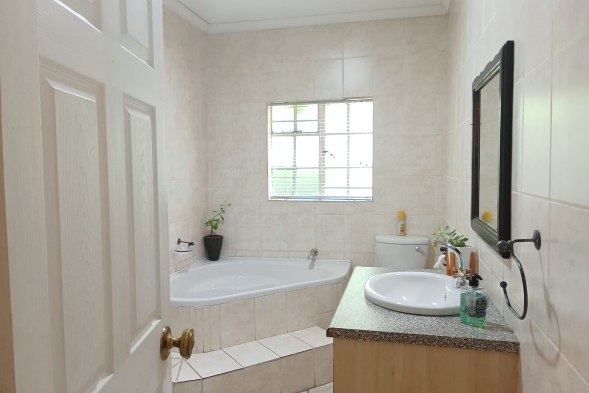 Spacious 6-Bedroom Family Home with Flatlet, Pool & Entertainment Area - Photo 5