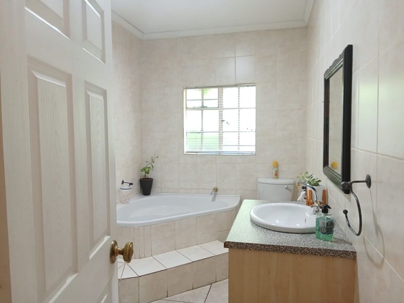 Spacious 6-Bedroom Family Home with Flatlet, Pool & Entertainment Area - Photo 5