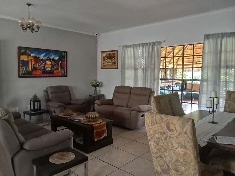 Spacious 6-Bedroom Family Home with Flatlet, Pool & Entertainment Area - Photo 10