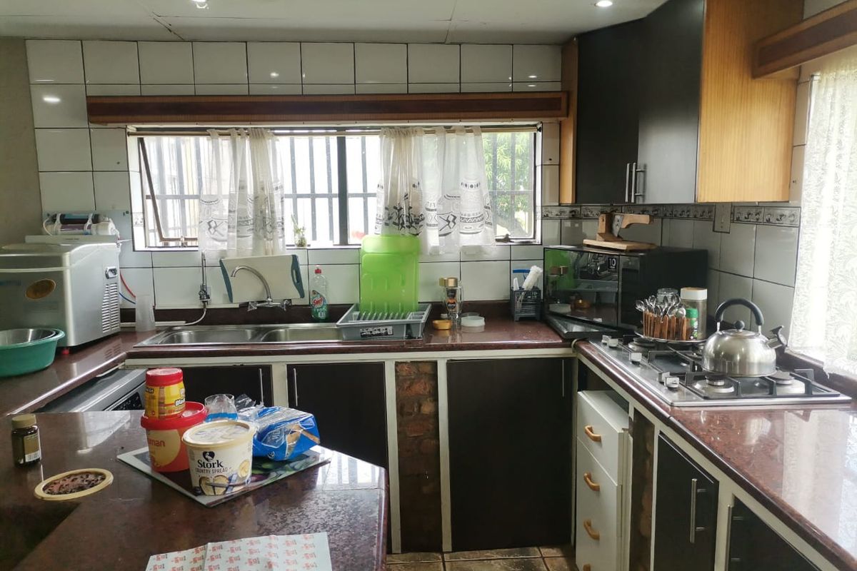 5-Bedroom House to Rent in a Safe Area of Rosashof - Photo 3
