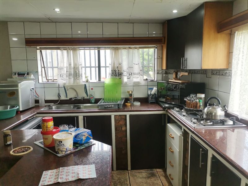 5-Bedroom House to Rent in a Safe Area of Rosashof - Photo 3