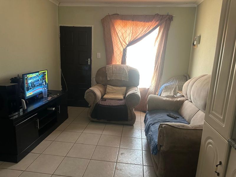 Charming 2-Bedroom Home – Perfect for Comfortable Living - Photo 3