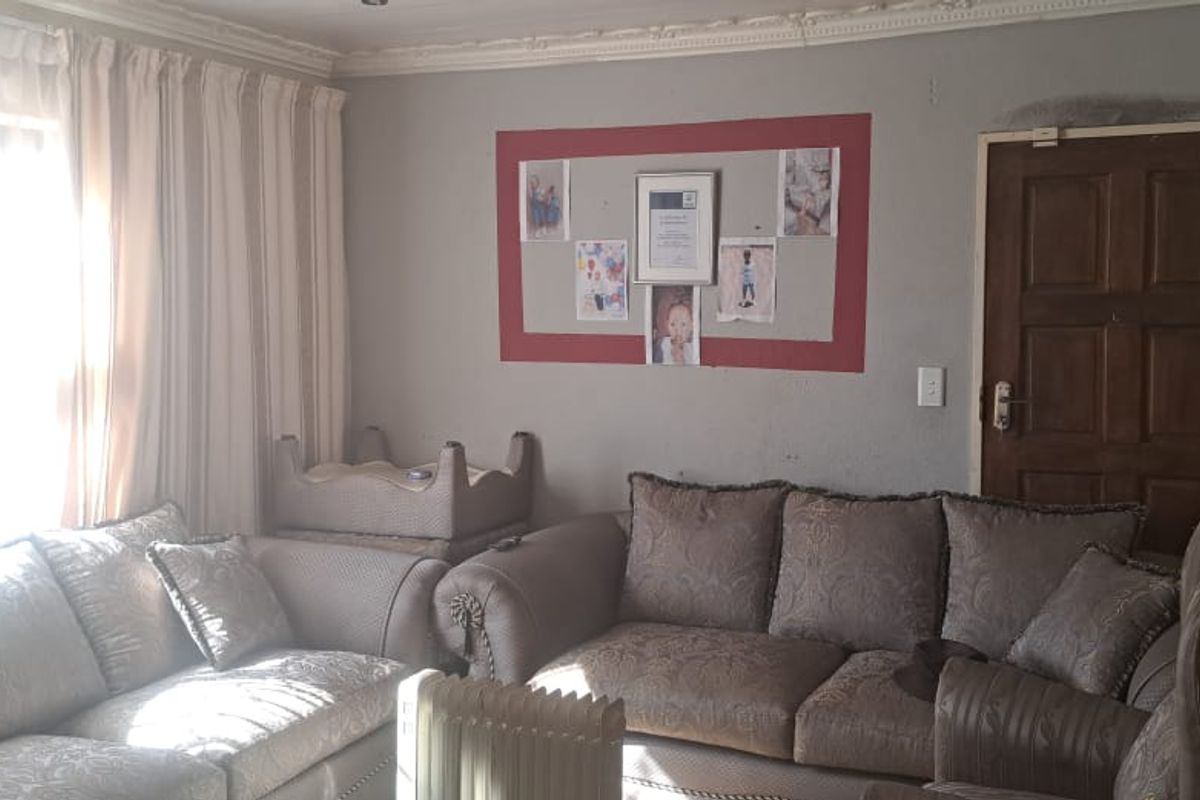 Modern 3 Bedroom Home with En suite and Spacious Living Areas - Photo 3
