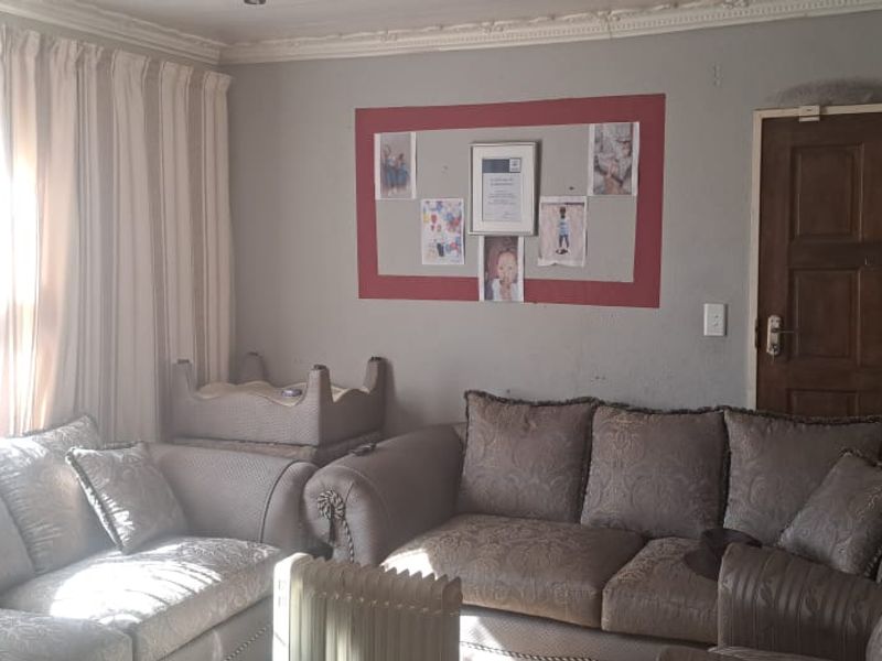 Modern 3 Bedroom Home with En suite and Spacious Living Areas - Photo 3