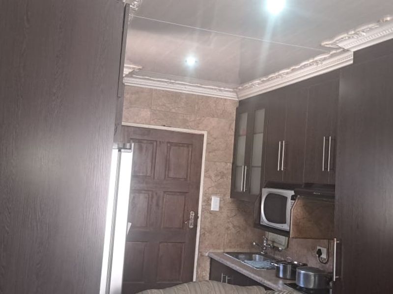 Modern 3 Bedroom Home with En suite and Spacious Living Areas - Photo 1