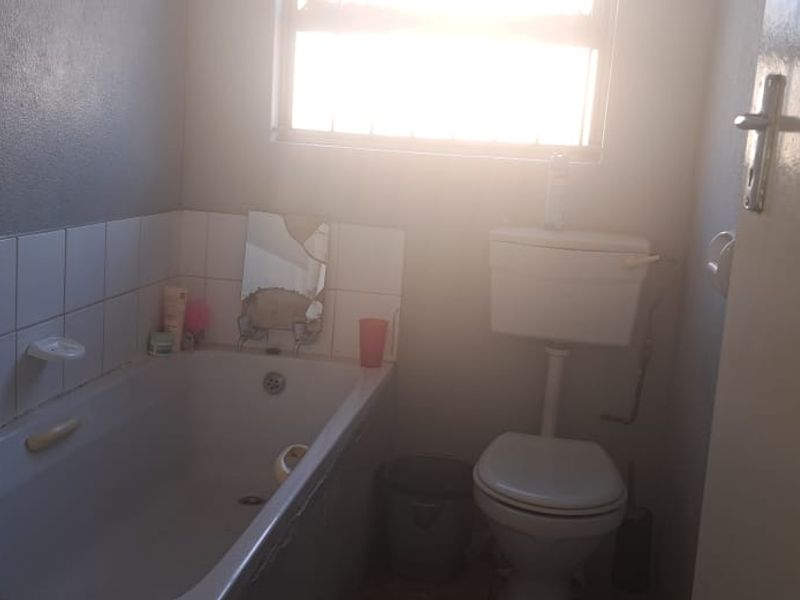 Modern 3 Bedroom Home with En suite and Spacious Living Areas - Photo 10
