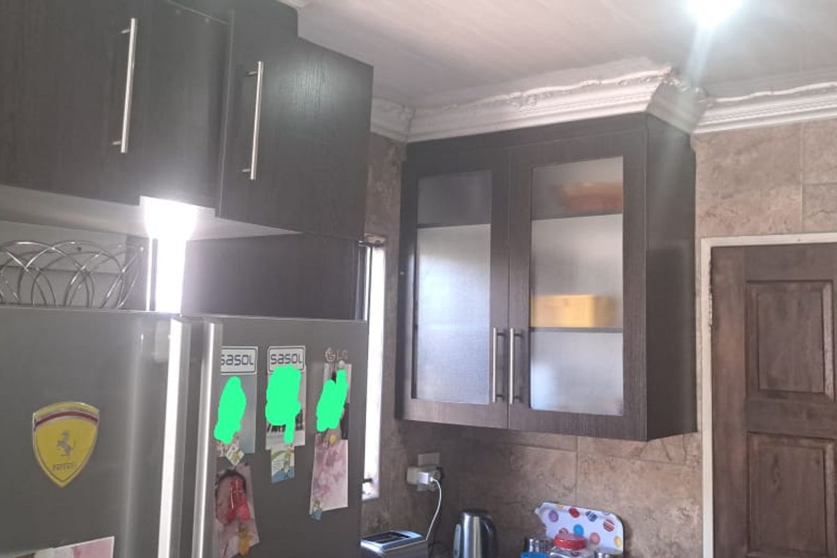 Modern 3 Bedroom Home with En suite and Spacious Living Areas - Photo 2