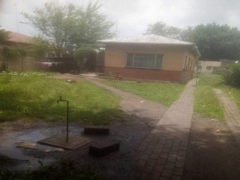 Spacious 9- Bedroom property with Outside Accommodation. - Photo 1
