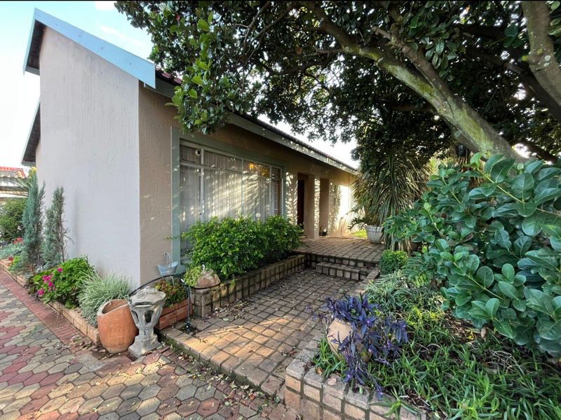 Beautiful 3 bedroom house - Photo 1