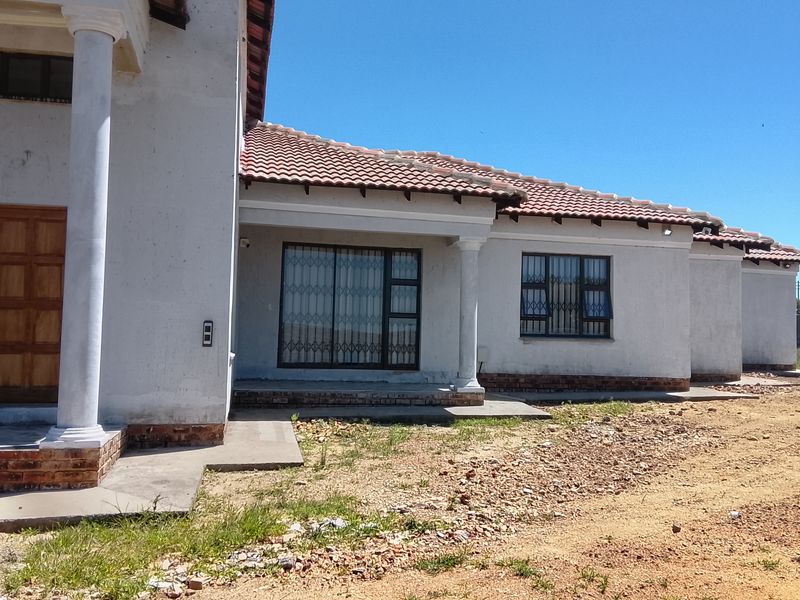 Spacious 4-Bedroom Home with Security Features and Solar Power – Renovation Opportunity - Photo 1