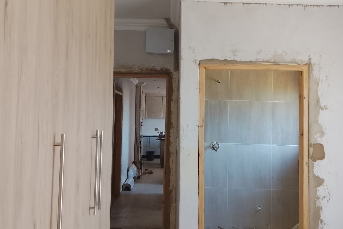 Spacious 4-Bedroom Home with Security Features and Solar Power – Renovation Opportunity - Photo 4