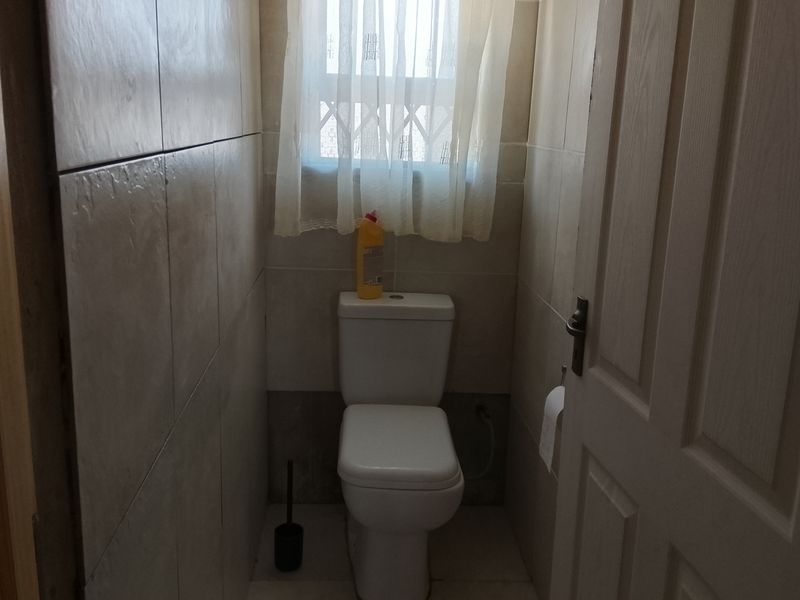 Spacious 4-Bedroom Home with Security Features and Solar Power – Renovation Opportunity - Photo 7