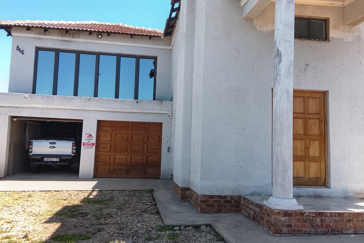 Spacious 4-Bedroom Home with Security Features and Solar Power – Renovation Opportunity - Photo 2