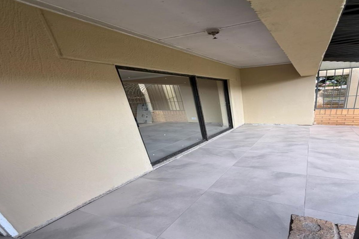 WELL-SECURED FAMILY HOME WITH GARAGE AND EXTRA ACCOMODATION - Photo 3