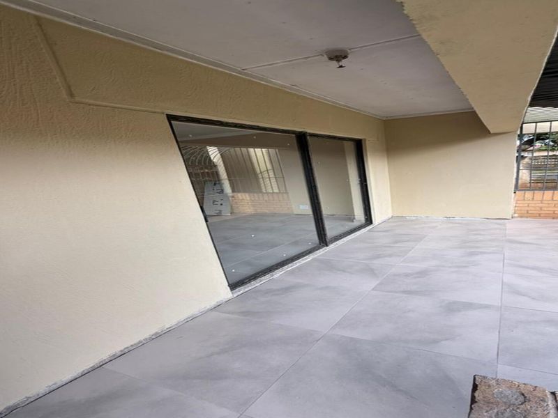WELL-SECURED FAMILY HOME WITH GARAGE AND EXTRA ACCOMODATION - Photo 3