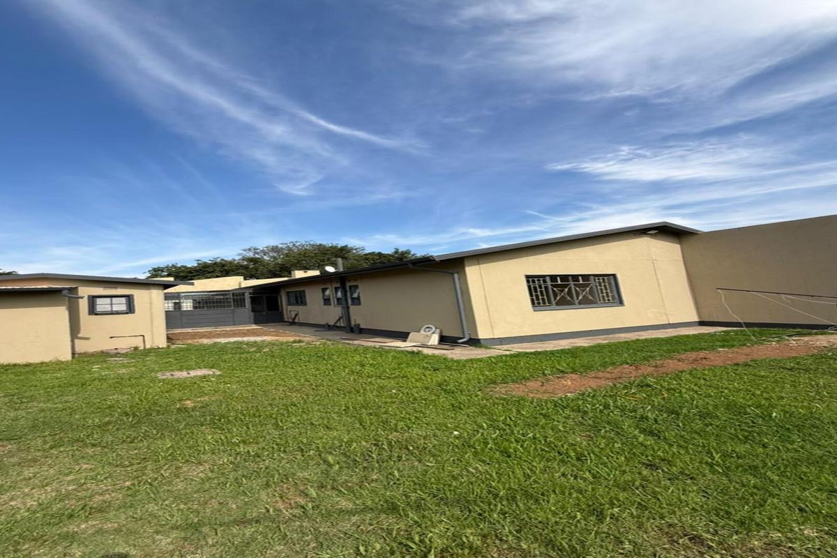 WELL-SECURED FAMILY HOME WITH GARAGE AND EXTRA ACCOMODATION - Photo 5
