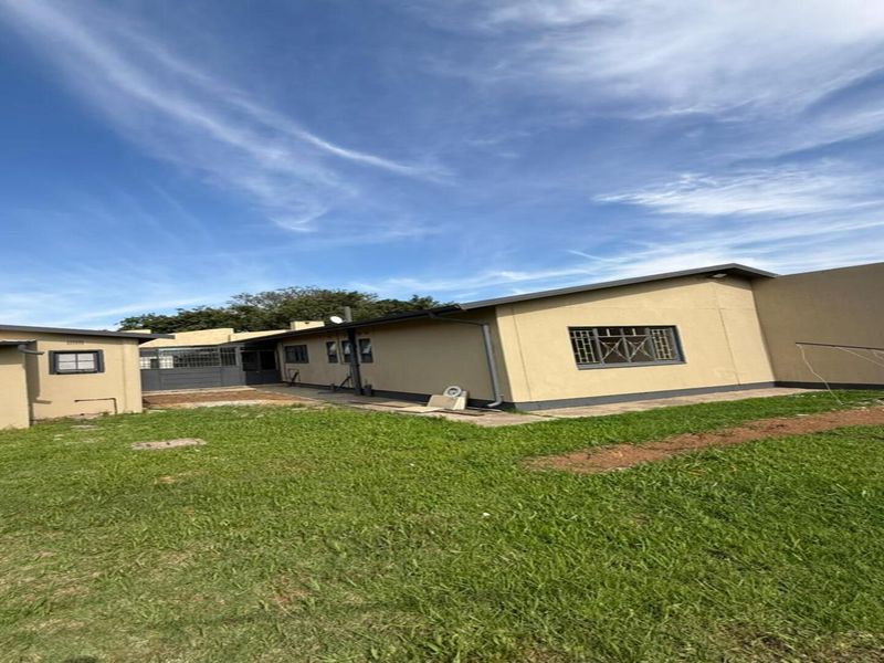 WELL-SECURED FAMILY HOME WITH GARAGE AND EXTRA ACCOMODATION - Photo 5
