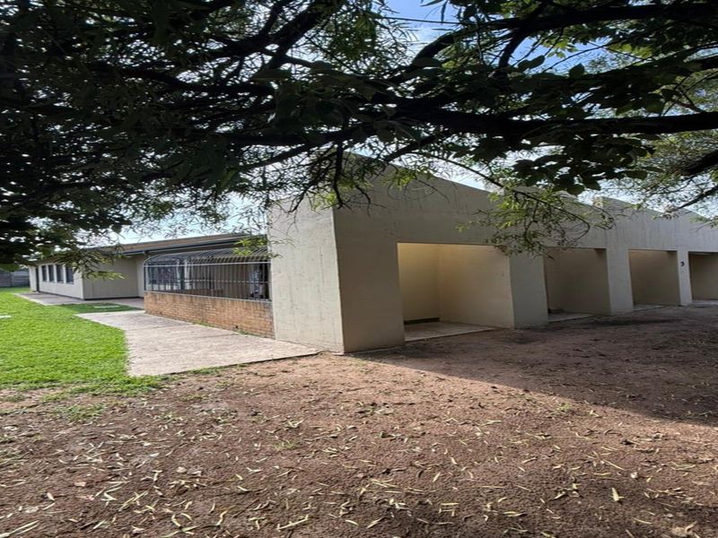 WELL-SECURED FAMILY HOME WITH GARAGE AND EXTRA ACCOMODATION - Photo 1
