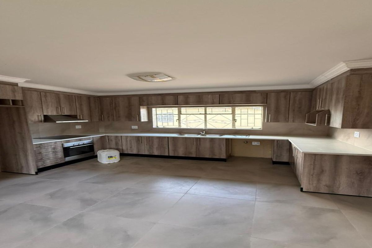 WELL-SECURED FAMILY HOME WITH GARAGE AND EXTRA ACCOMODATION - Photo 4