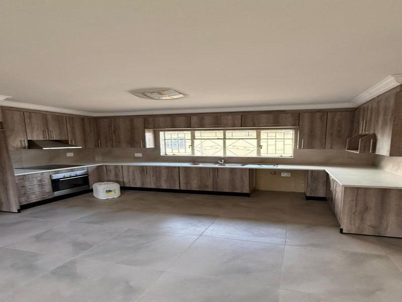 WELL-SECURED FAMILY HOME WITH GARAGE AND EXTRA ACCOMODATION - Photo 4