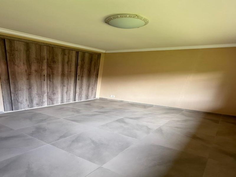 WELL-SECURED FAMILY HOME WITH GARAGE AND EXTRA ACCOMODATION - Photo 10