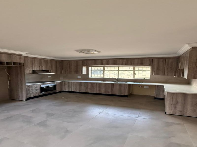 WELL-SECURED FAMILY HOME WITH GARAGE AND EXTRA ACCOMODATION - Photo 9