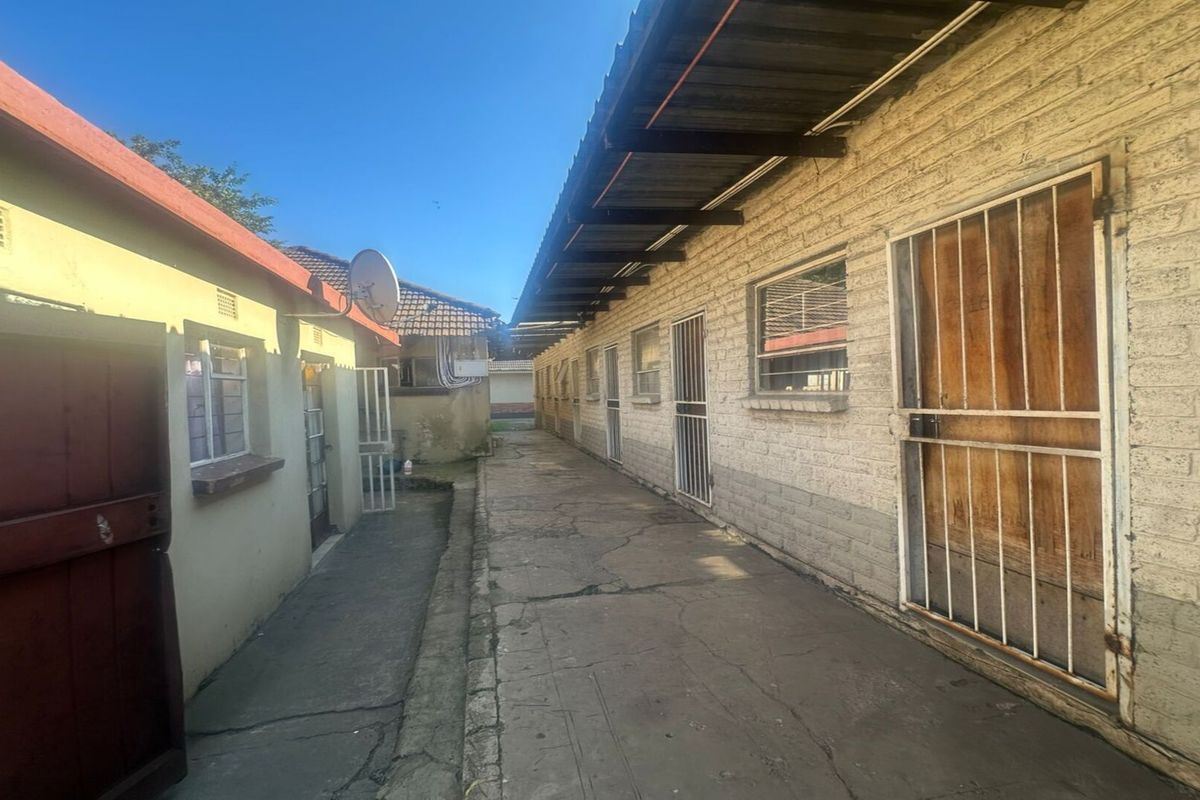 LARGE RESIDENTAL PROPERTY WITH MULTIPLE INCOME- GENERATING ROOMS. - Photo 4