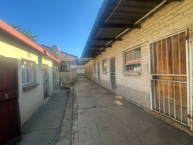 LARGE RESIDENTAL PROPERTY WITH MULTIPLE INCOME- GENERATING ROOMS. - Photo 4