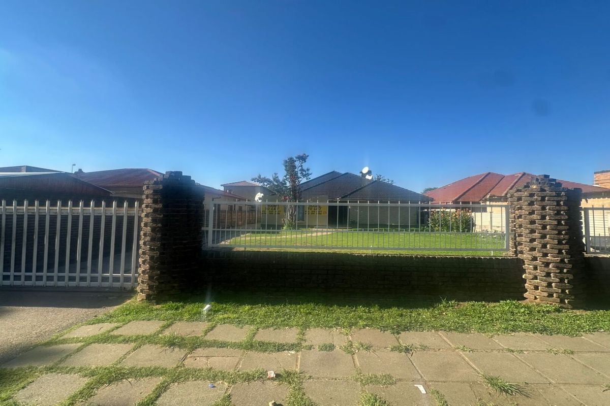 LARGE RESIDENTAL PROPERTY WITH MULTIPLE INCOME- GENERATING ROOMS. - Photo 2