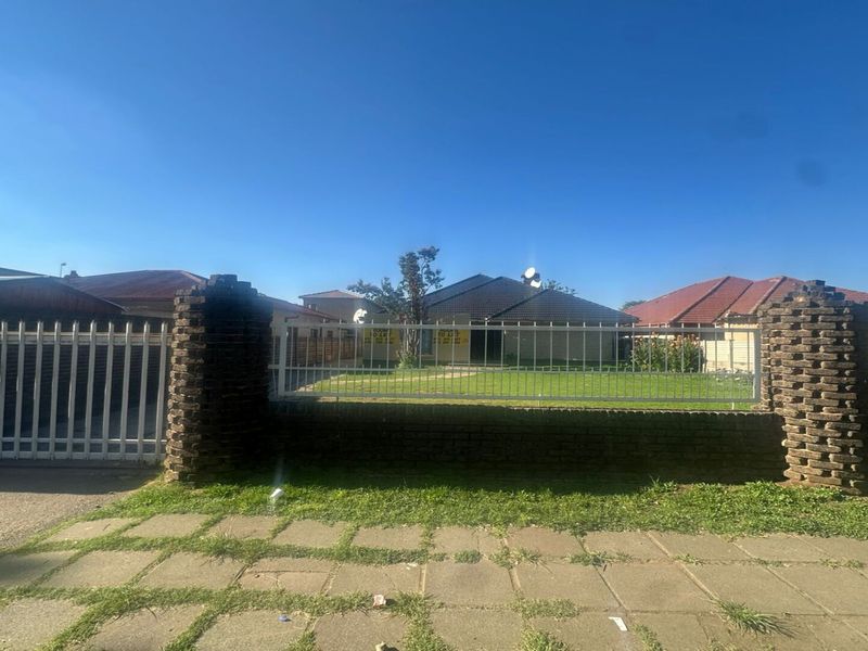 LARGE RESIDENTAL PROPERTY WITH MULTIPLE INCOME- GENERATING ROOMS. - Photo 2