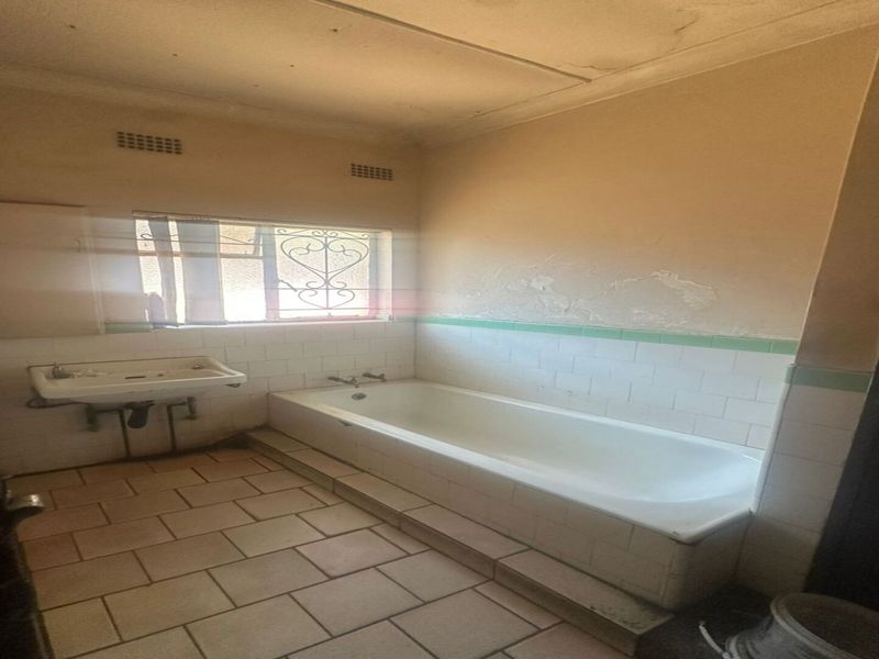 LARGE RESIDENTAL PROPERTY WITH MULTIPLE INCOME- GENERATING ROOMS. - Photo 9