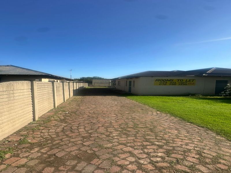 LARGE RESIDENTAL PROPERTY WITH MULTIPLE INCOME- GENERATING ROOMS. - Photo 8