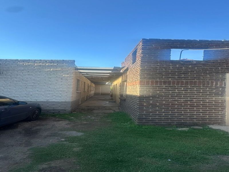 LARGE RESIDENTAL PROPERTY WITH MULTIPLE INCOME- GENERATING ROOMS. - Photo 1