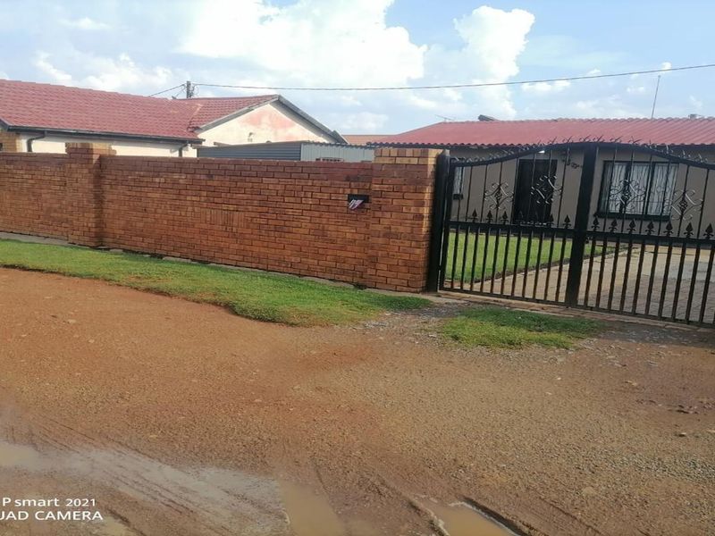 For Sale: Neat 2-Bedroom Home in a Convenient Location - Photo 1
