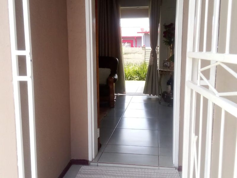 Beautiful 3-Bedroom Home for Sale in SE 1, Vanderbijlpark - Photo 2