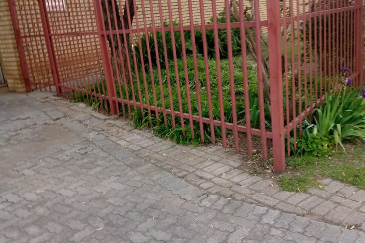Flat For Sale In Vereeniging - Photo 2