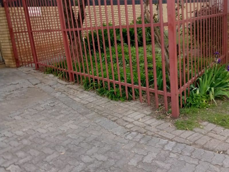 Flat For Sale In Vereeniging - Photo 2