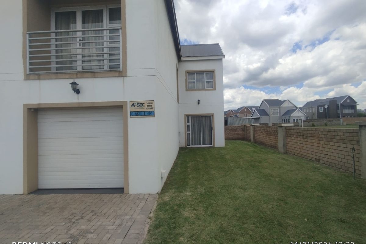 Elegant double storey home in Riverspray, ready to move in - Photo 2