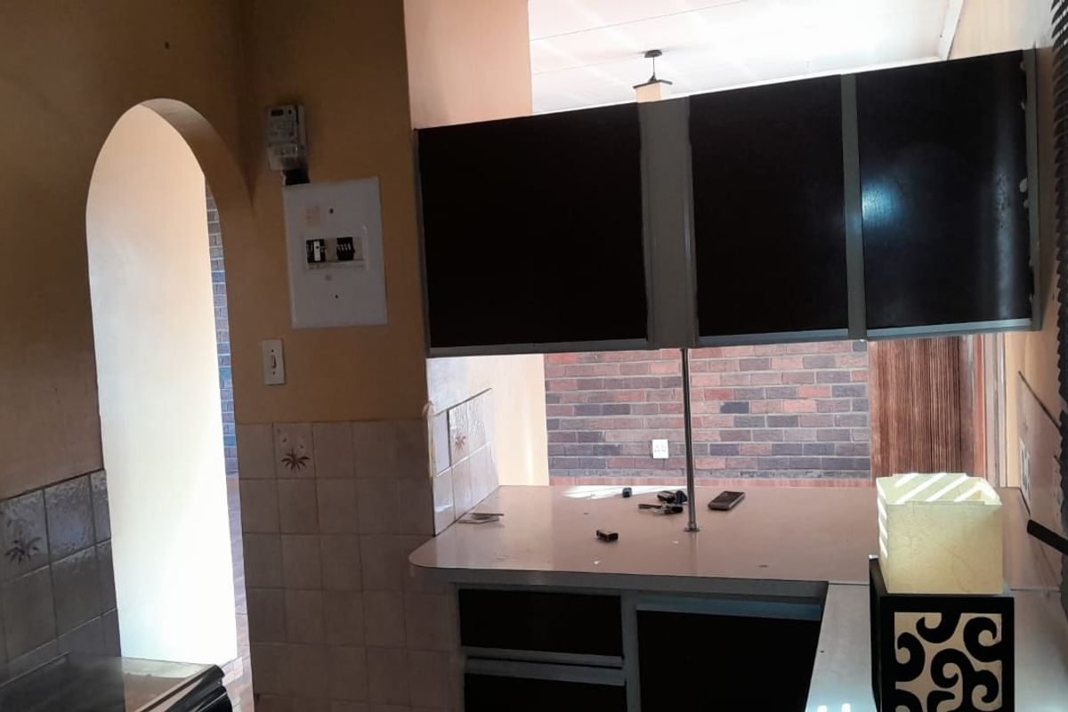 Neat Two-Bedroom Unit in Secure Greluc Place – Vereeniging CBD - Photo 4