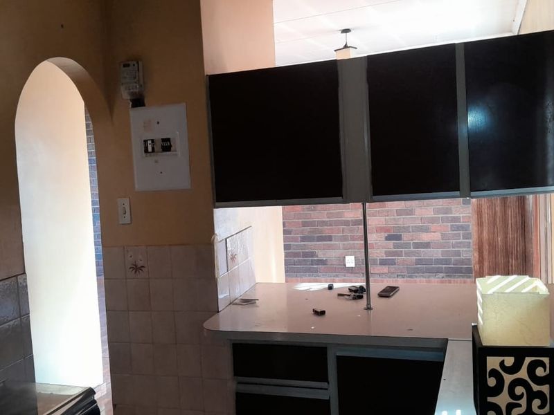 Neat Two-Bedroom Unit in Secure Greluc Place – Vereeniging CBD - Photo 4