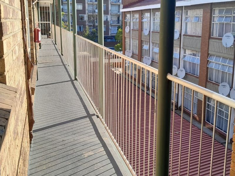 Neat Two-Bedroom Unit in Secure Greluc Place – Vereeniging CBD - Photo 1