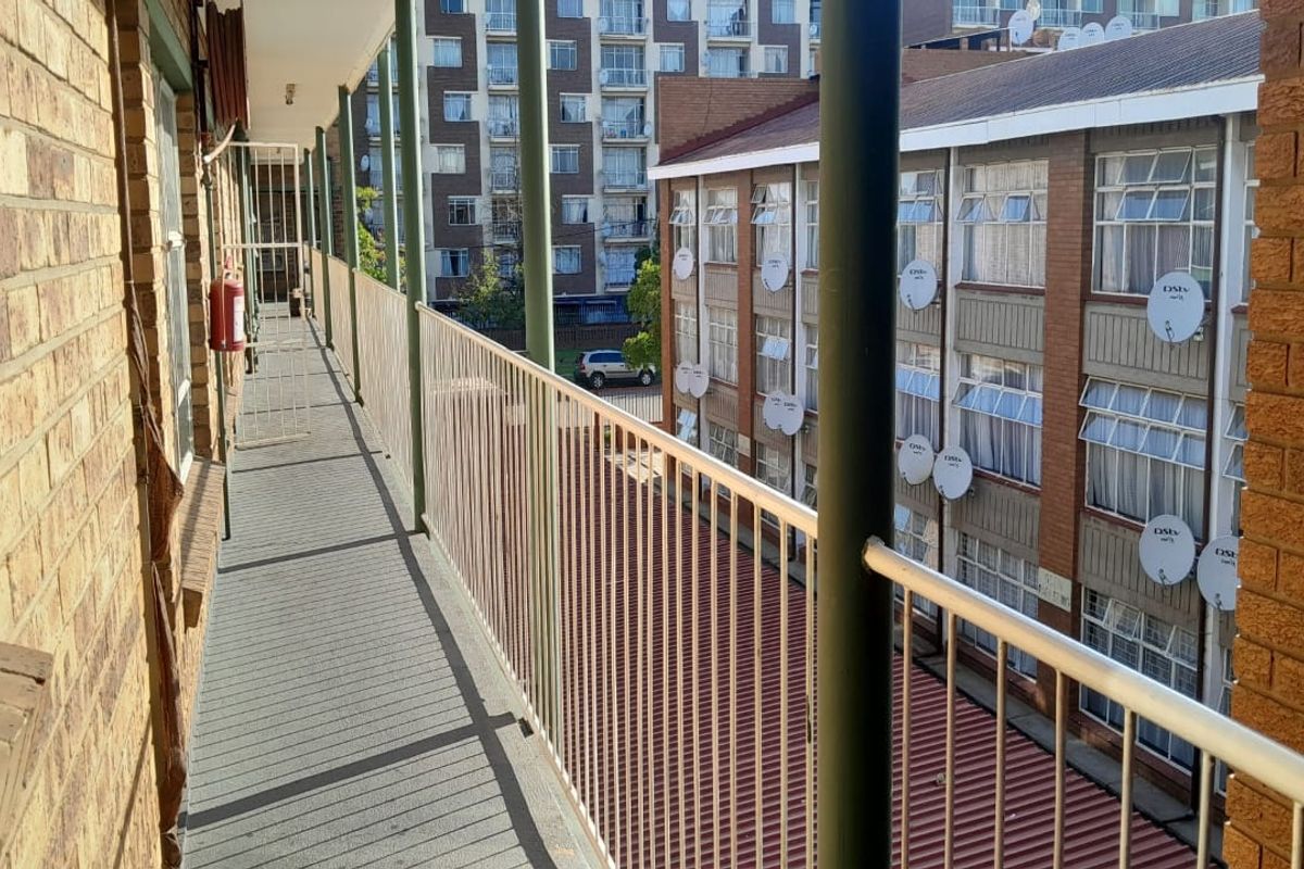 Neat Two-Bedroom Unit in Secure Greluc Place – Vereeniging CBD - Photo 3