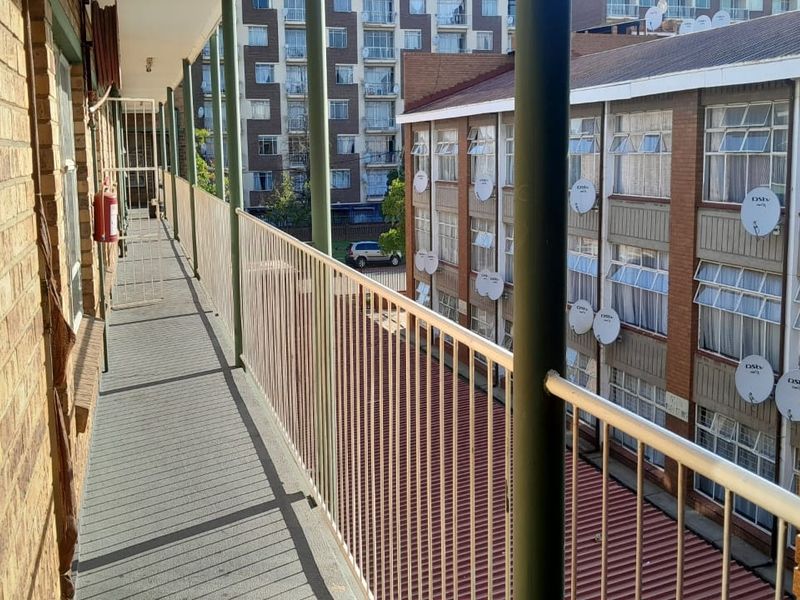Neat Two-Bedroom Unit in Secure Greluc Place – Vereeniging CBD - Photo 3